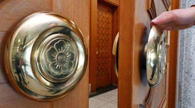 윤석열 대통령에 대한 헌법재판소의 탄핵 심판 선고일을 하루 앞둔 3일 서울 종로구 헌법재판소 대심판정의 문이 열리고 있다. 오승현 기자