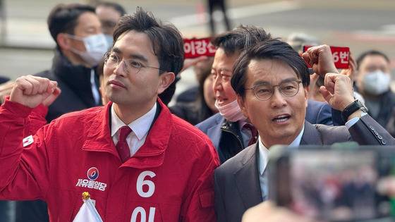 윤상현 국민의힘 의원이 지난달 28일 서울 신도림역 인근에서 열린 이강산 자유통일당 서울 구로구청장 후보 집중유세에 참여했다. 페이스북 캡처