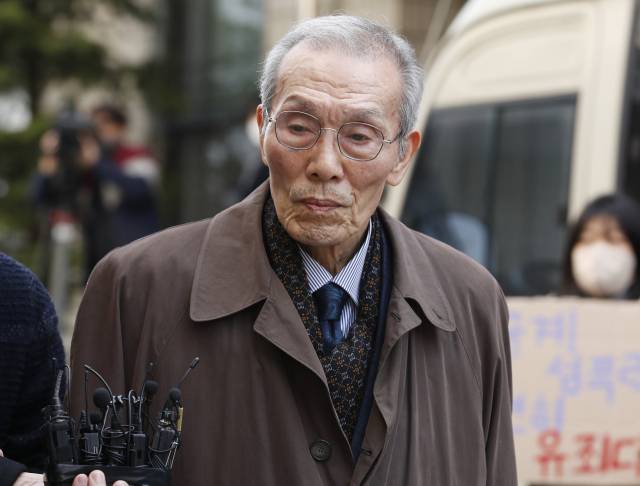 강제추행 혐의로 기소된 배우 오영수가 지난해 3월 15일 오후 경기 수원지방법원 성남지원에서 열린 선고 공판을 위해 출석하고 있다. 뉴스1