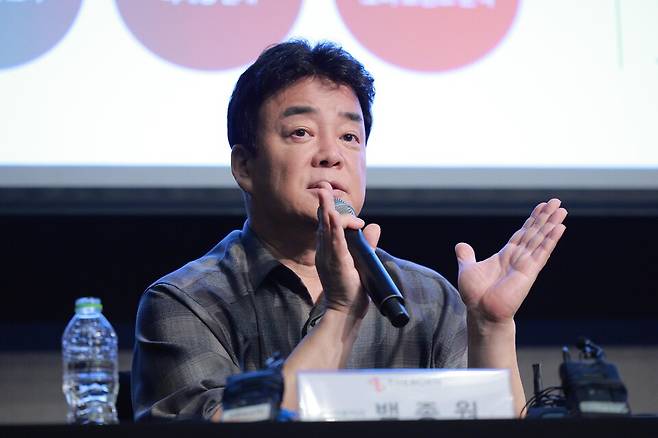 백종원 더본코리아 대표가 지난해 10월28일 오후 서울 여의도 콘래드호텔에서 열린 더본코리아 IPO 기자간담회에서 취재진의 질문에 답하고 있다. ⓒ연합뉴스