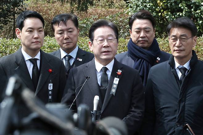 4월3일 오전 제주시 봉개동 제주4·3평화공원에서 열린 제77주년 제주4·3 희생자 추념식 직후 이재명 더불어민주당 대표가 취재진을 만나 질의응답하고 있다. ⓒ제주도사진기자회