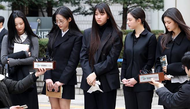 어도어가 제기한 소속사 지위 보전 및 연예 활동금지 등 가처분 신청 관련 법원에 출석해 화제를 모았던 뉴진스 멤버 5인. 해당 가처분 신청은 ‘어도어로 돌아갈 것’이 요지인 법원의 ‘전부 인용’ 판단이 내려졌다. 사진|뉴시스