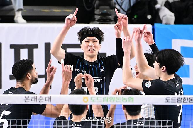 현대캐피탈 선수들이 1일 천안 유관순체육관에서 열린 대한항공과의 V리그 챔피언결정전 1차전에서 득점한 뒤 다같이 모여 세리머니하고 있다. KOVO 제공