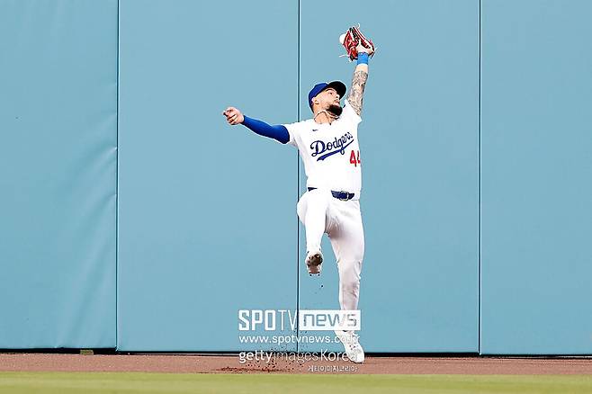 ▲ LA 다저스 외야수 앤디&nbsp;파헤스가 한국시간으로 3일 미국 캘리포니아주 로스앤젤레스에서 위치한 다저스타디움에서 열린 2025 메이저리그 애틀랜타 브레이브스와의 홈 경기에서 아지 알비스의 타구를 잡기 위해 팔을 뻗었으나 끝내 타구를 잡지 못하고 있다.