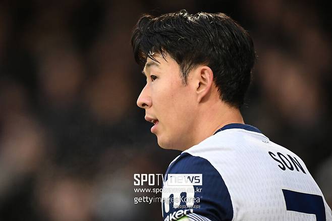 ▲ 올 시즌 손흥민의 부진을 반영한 것이어도 레넌과는 비교 불가라는 것이 중립적인 판단이다. 매체 역시 \'데포가 과거 동료들을 내세워 베스트11을 구성했지만, 축구는 감정이 아닌 기록이나 실력으로 평가받는 것이 옳다. 손흥민이 아닌 레넌을 꼽을 팬이 얼마나 되겠나\'라며 이상한 선택을 했다고 지적했다.&nbsp;