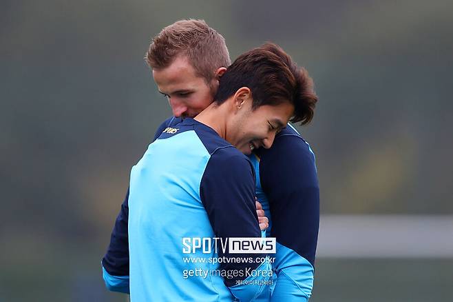 ▲ 팬들 사이에서 손케 듀오의 재가동에 대한 뜨거운 논의가 이어지는 가운데 독일 언론도 앞장서 손흥민의 바이에른 뮌헨행을 말하기 시작했다. 케인의 발언을 독일 매체 '빌트'가 전했고, 튀르키예 저널리스트 에크렘 코누르는 "바이에른 뮌헨은 사비 시몬스 영입에 실패할 경우 손흥민을 고려할 수 있다"고 강조했다.