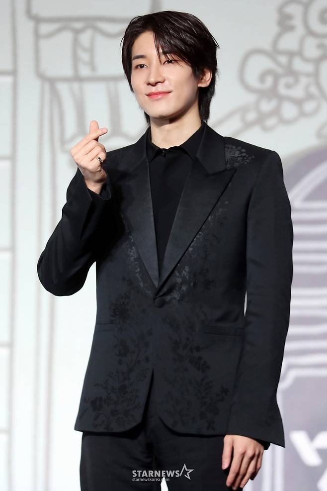 그룹 세븐틴(Seventeen) 원우가 29일 오후 서울 여의도 콘래드호텔 그랜드 볼룸에서 베스트 앨범 '17 IS RIGHT HERE' 발매 기념 글로벌 기자간담회를 열고 포즈를 취하고 있다.   이번 베스트 앨범 '17 IS RIGHT HERE'은 9년의 발자취를 담는 동시에 지난 시간을 기념하며 우리만의 공간에서 영원히 함께할 것임을 약속하는 앨범으로 총 33개의 트랙으로 한국 앨범 타이틀 20곡과 일본 앨범 타이틀 8곡, '아낀다', 타이틀 곡 'MAESTRO'를 포함한 4개의 신곡을 선보인다. 2024.04.29 /사진=임성균