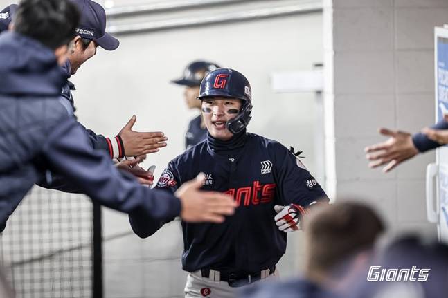롯데 윤동희가 2일 대전 한화전에서 2회초 우월 솔로포를 터트리고 동료들의 축하를 받고 있다. /사진=롯데 자이언츠 제공