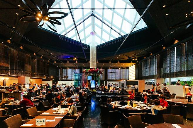 어마어마한 규모를 자랑하는 조식당, 럭스다이닝 하푸나. 이른 아침에도 웨이팅이 있을 정도로 인기가 상당하다