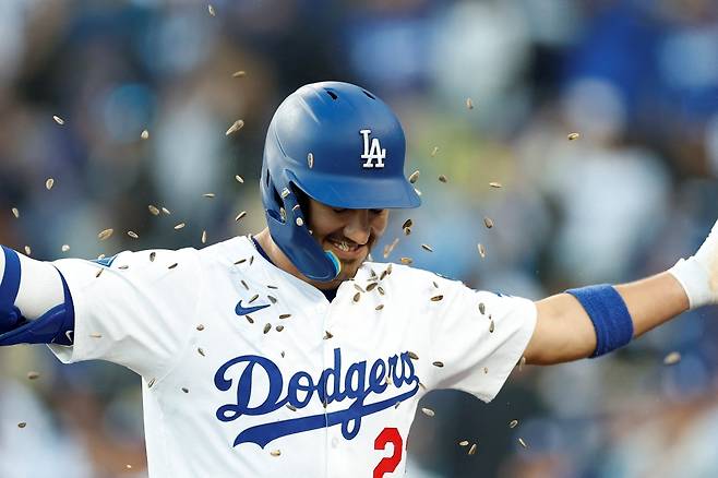 3일 미국 캘리포니아주 로스앤젤레스의 다저스타디움에서 열린 2025 미국프로야구 메이저리그 애틀랜타 브레이브스와 LA 다저스의 경기, 다저스가 오타니 쇼헤이의 끝내기 홈런에 힘입어 6:5 승리를 거두고 개막 8연승을 질주했다. 4회말 1사 다저스 마이클 콘포토가 홈런을 치고 더그아웃으로 들어오고 있다. AFP 연합뉴스