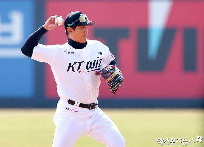 KT 내야수 황재균(사진)은 3일 수원 KT위즈파크에서 열릴 '2025 신한 SOL Bank KBO 리그' LG와 정규시즌 두 번째 맞대결에서 5번타자 3루수로 선발 출전한다. 허경민의 부재로 시즌 첫 3루수로 나선다. 엑스포츠뉴스 DB