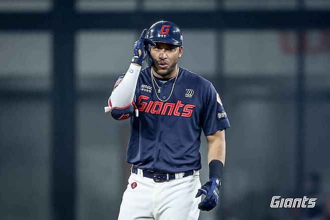 롯데 자이언츠 외국인 타자 빅터 레이예스가 3일 대전 한화생명 볼파크에서 열린 2025 신한 SOL Bank KBO리그 한화 이글스와의 팀 간 2차전에서 8회초 결승 1타점 2루타를 기록했다. 사진 롯데 자이언츠