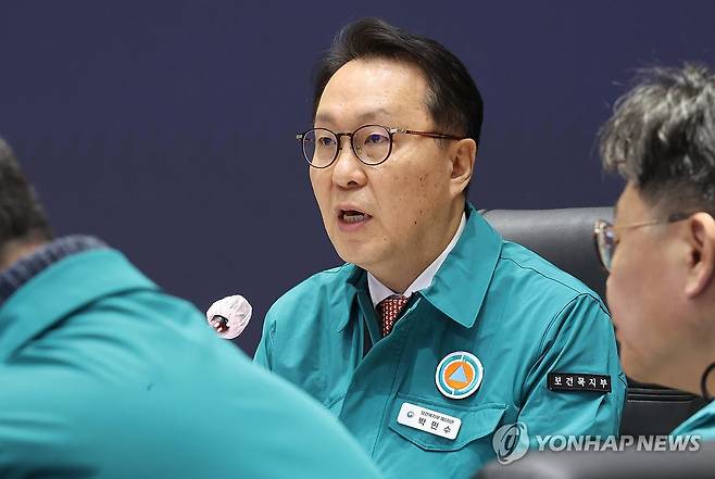 의사 집단행동 중대본 개최 (서울=연합뉴스) 최재구 기자 = 중앙재난안전대책본부 제1총괄조정관인 박민수 보건복지부 2차관이 3일 서울 종로구 정부서울청사 상황실에서 의사 집단행동 중앙재난안전대책본부 회의를 주재하고 있다. 2025.4.3 jjaeck9@yna.co.kr