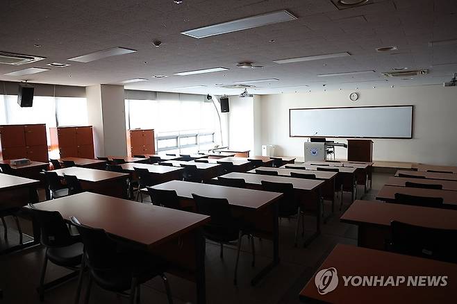 불 꺼진 인하대학교 의과대학 강의실 (인천=연합뉴스) 임순석 기자 = 1일 인천 미추홀구 인하대학교 의과대학 강의실이 불 꺼진 채 텅 비어 있다. 2025.4.1 soonseok02@yna.co.kr