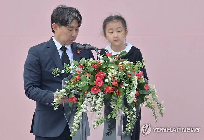 제주4·3 유족의 슬픈 사연 (제주=연합뉴스) 3일 오전 제주시 봉개동 제주4·3평화공원에서 열린 제77주년 제주4·3 희생자 추념식에서 고 김희숙씨의 유족인 손자 김경현씨와 김씨의 딸 해나양이 사연을 말하고 있다. 2025.4.3 [제주도사진기자회] jihopark@yna.co.kr
