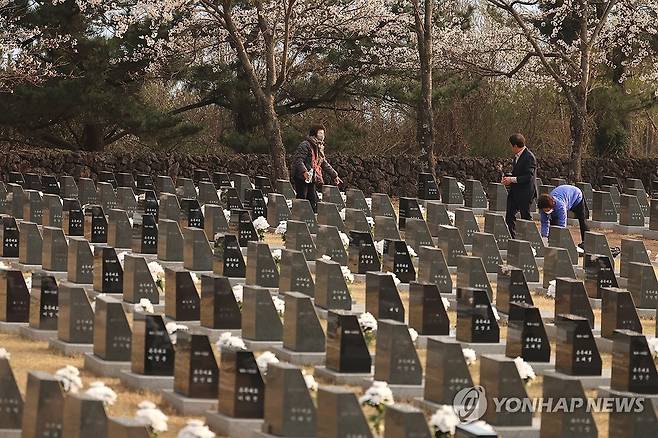 제77주년 제주4·3 희생자 추념일 (제주=연합뉴스) 박지호 기자 = 제77주년 제주4·3 희생자 추념일인 3일 오전 제주시 봉개동 제주4·3평화공원 내 행방불명인 표석을 찾은 유족이 희생자의 넋을 기리고 있다. 2025.4.3 jihopark@yna.co.kr