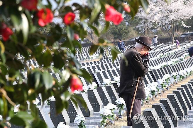 제77주년 제주4·3 희생자 추념일 (제주=연합뉴스) 제77주년 제주4·3 희생자 추념일인 3일 오전 제주시 봉개동 제주4·3평화공원 내 행방불명인 표석을 찾은 유족이 희생자의 넋을 기리고 있다. 2025.4.3 [제주도사진기자회] jihopark@yna.co.kr