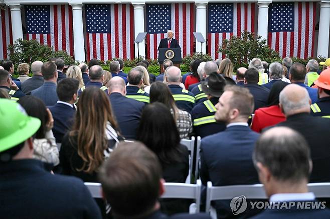 상호관세에 대해 연설하는 트럼프 미국 대통령 [워싱턴 AFP=연합뉴스. 재판매 및 DB 금지]