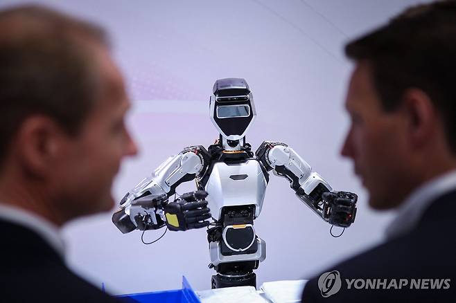 독일 하노버 산업 박람회에서 휴머노이드 로봇 살펴보는 방문객들 [AFP 연합뉴스 자료사진. 재판매 및 DB 금지]