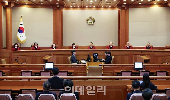 한덕수 국무총리의 탄핵심판 선고 날인 지난달 24일 서울 종로구 헌법재판소 심판정에 문형배 헌법재판소장 권한대행을 비롯한 재판관들이 착석해 있다. (사진=이데일리 이영훈 기자)