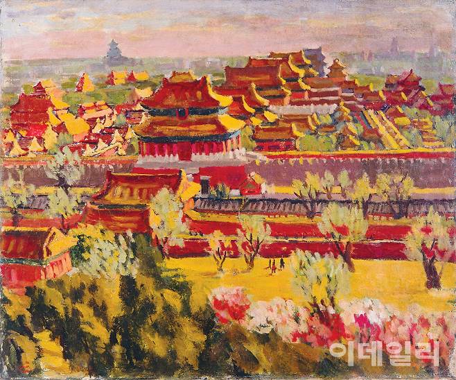 임군홍의 ‘고궁’(1940s 초반). 1939년 스물일곱 살의 작가가  중국으로 이주한 뒤 그렸다. 생업을 위해 정착했던 한커우에서 기차로 10시간 거리를 무릅쓰고 작품활동을 위해 줄곧 찾았던 베이징의 한 풍경이다. 먼 거리에서 내려다보는 시점으로 세부적인 묘사보다 색감에 무게를 실어 짙어가는 어느 가을날 해 저무는 초저녁 고즈넉한 궁의 분위기를 실어냈다. 5월 1일 국립현대미술관 과천에서 개막하는 ‘MMCA 과천 상설전: 한국근현대미술Ⅰ’에 걸린다. 캔버스에 유화물감, 60×72㎝. 국립현대미술관 소장.