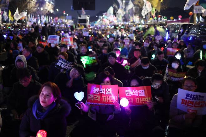 윤석열 대통령 탄핵심판 선고를 하루 앞둔 3일 서울 종로구 안국역 인근에서 파면 촉구 집회가 열리고 있다.(사진=연합뉴스)