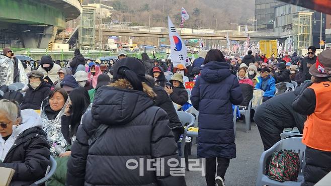 서울 한남동 관저에서 윤석열 대통령 지지자들이 ‘자유통일당 광화문 국민대회 집회‘가 열리기를 기다리고 있다. (사진=방보경)