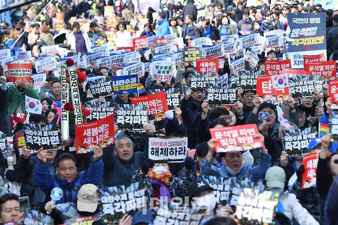 [이데일리 이영훈 기자] 윤석열 대통령 탄핵심판 선고일인 4일 서울 종로구 안국동사거리 일대에서 윤석열 대통령 탄핵에 찬성하는 시민들이 구호를 외치고 있다.