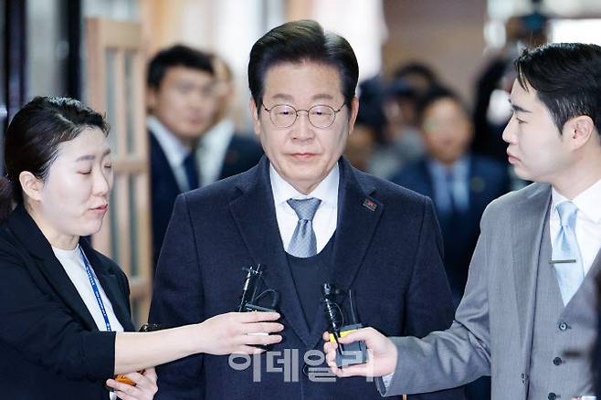 이재명 더불어민주당 대표가 윤석열 대통령 탄핵 심판 선고일인 4일 오전 서울 여의도 국회에서 열린 비공개 최고위원회의에 향하며 취재진에 둘러싸여 있다.(사진=뉴스1)