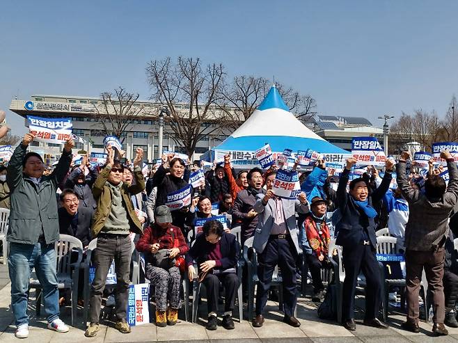 4일 오전 11시22분 헌법재판소가 윤석열 대통령에 대한 파면 선고를 하자 인천시청 앞 광장에서 재판을 생중계로 시청하던 민주당 당원과 시민이 일제히 일어나 환호하고 있다. (사진 = 이종일 기자)