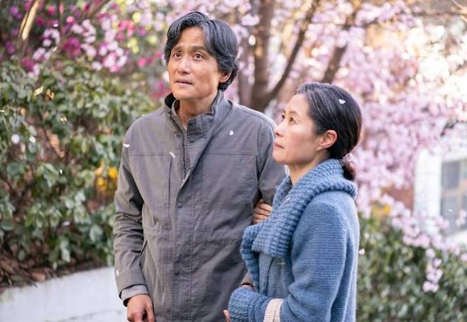 배우 박해준(왼)이 배역 소화를 위해 극단적인 다이어트를 했다고 말했다. [사진=넷플릭스 코리아 인스타그램]