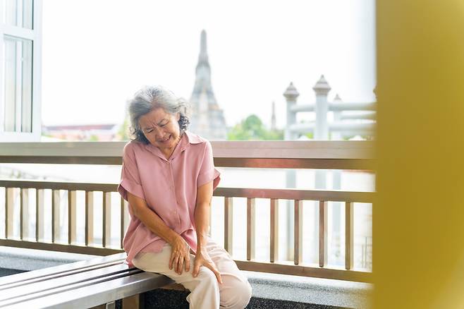 척추관 협착증의 대표적인 증상은 '보행 시 다리 저림'을 가장 먼저 꼽을 수 있다. 한참 걷다가 다리가 당기고 저리며 무거워져서 주저앉게 된다. [사진= 게티이미지뱅크]