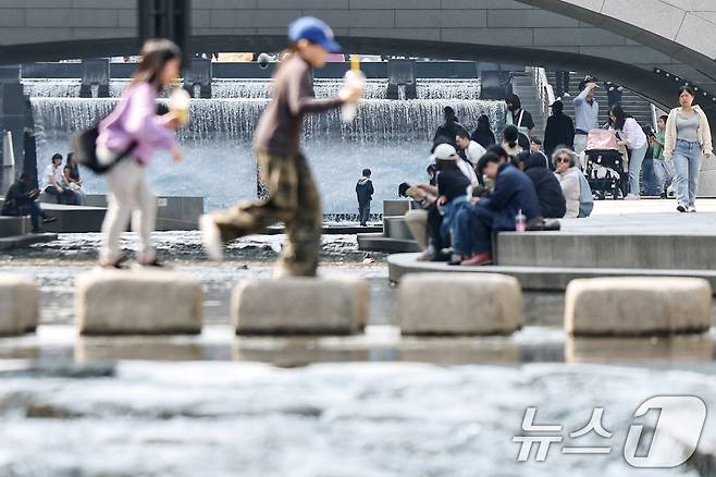 옷 차림 가벼워진 시민들.(뉴스1 DB)