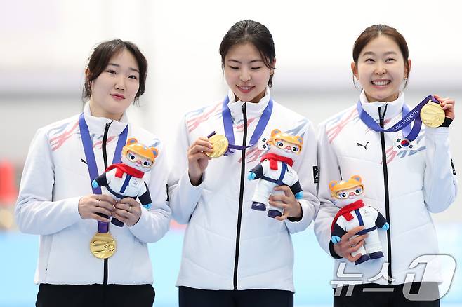 9일(현지시간) 중국 헤이룽장성 하얼빈 스피드 스케이트 오벌에서 열린 하얼빈 동계아시안게임 스피드 스케이팅 여자 팀스프린트 시상식에서 김민지(왼쪽부터), 이나현, 김민선이 금메달을 들어보이고 있다. 대표팀은 이날 1분 28초 62로 금메달을 획득했다. 2025.2.9/뉴스1 ⓒ News1 이승배 기자