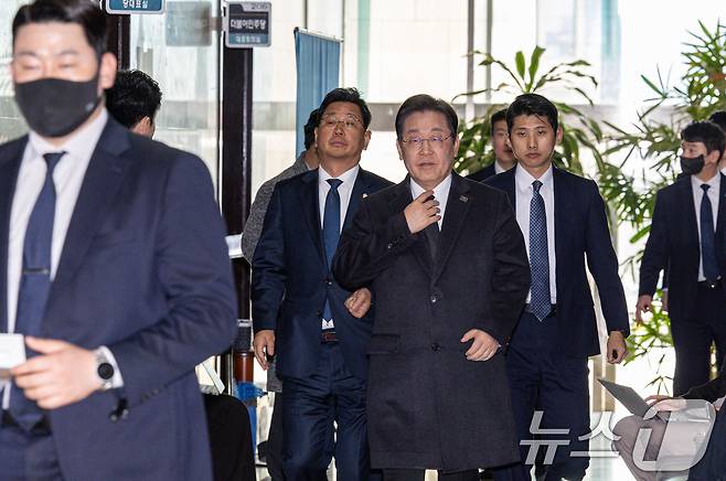 이재명 더불어민주당 대표가 3일 오후 서울 여의도 국회 당대표실에서 나와 차량으로 향하고 있다. 2025.4.3/뉴스1 ⓒ News1 이재명 기자