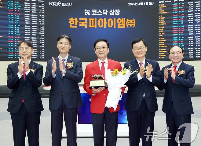 4일 서울 영등포구 한국거래소에서 열린 한국피아이엠 코스닥시장 상장 기념식에서 김대영 한국IR협의회 부회장(왼쪽부터), 민경욱 한국거래소 코스닥시장본부장, 송준호 한국피아이엠 대표이사, 서정학 IBK투자증권 대표이사, 강왕락 코스닥협회 부회장이 기념촬영을 하고 있다. (한국거래소 제공. 재판매 및 DB 금지) 2025.4.4/뉴스1