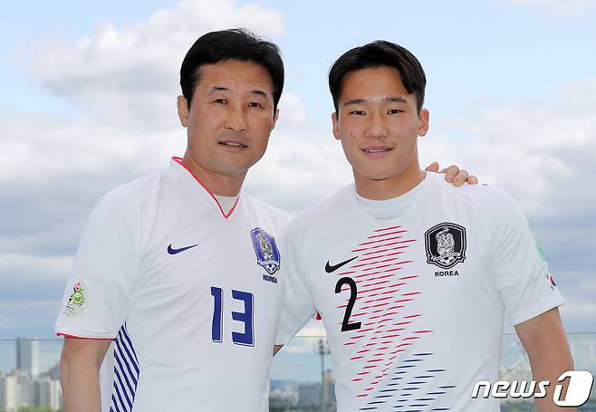 어느덧 훌륭한 대표팀 자원으로 성장한 아들 이태석 이야기에 아버지 이을용 감독은 그저 웃음만 지었다.  ⓒ News1 박세연 기자