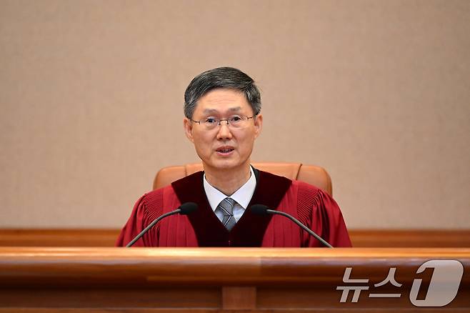 문형배 헌법재판소장이 4일 서울 종로구 헌법재판소 대심판정에서 윤석열 대통령 탄핵심판에서 발언하고 있다. 2025.4.4/뉴스1 ⓒ News1 사진공동취재단