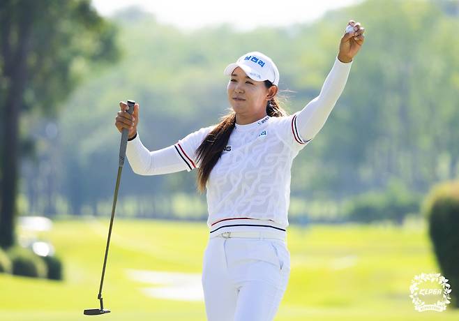 골프선수 박보겸이 16일 태국 푸껫 블루캐니언 컨트리클럽(파72)에서 열린 KLPGA 투어 시즌 개막전 블루캐니언 레이디스 챔피언십(총상금 80만달러)에서 우승을 차지한 후 환호하고 있다. (KLPGA 제공. 재판매 및 DB금지) (사진은 기사 내용과 무관함) / 뉴스1 ⓒ News1