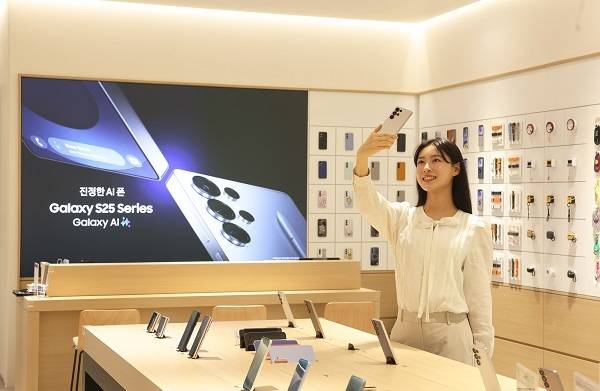 삼성스토어 신세계 시흥프리미엄아울렛 스마트폰 코너에서 모델이 갤럭시 S25를 체험하고 있다. (삼성스토어 제공)