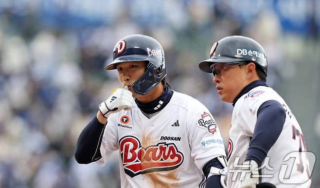 두산 베어스 내야수 이유찬(왼쪽). 2025.3.30/뉴스1 ⓒ News1 이승배 기자