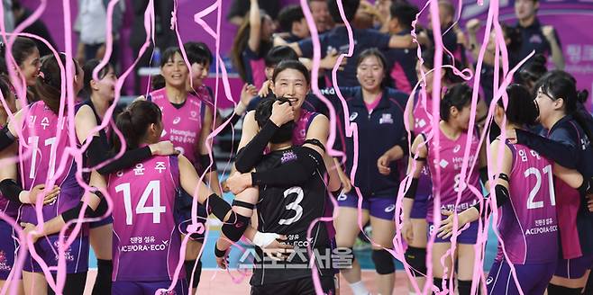 흥국생명 김연경이 2일 인천 삼산월드체육관에서 열린 2024~2025 V-리그 여자부 챔피언 결정전 2차전 정관장과 경기 승리 후 환호하고 있다.  2025. 4. 2. 삼산 | 최승섭기자 thunder@sportsseoul.com