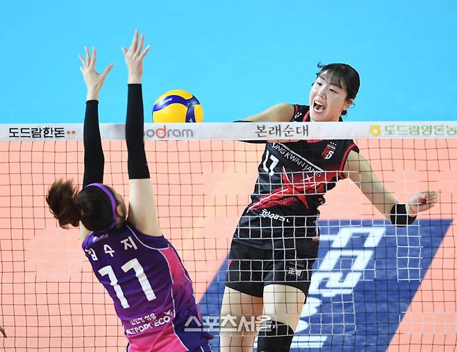 흥국생명 김수지(왼쪽)가 4일 대전 충무체육관에서 열린 2024-2025 V리그 여자부 정관장과의 챔피언결정전 3차전에서 정관장 정호영의 공격을 블로킹하고 있다. 2025. 4. 4.  대전 | 박진업 기자 upandup@sportsseoul.com