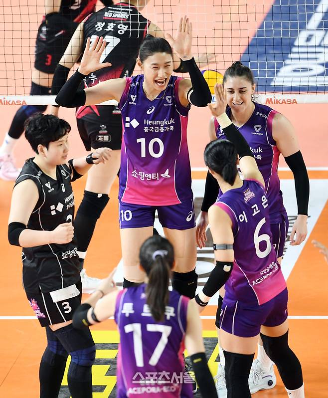 흥국생명 김연경(가운데이 4일 대전 충무체육관에서 열린 2024-2025 V리그 여자부 정관장과의 챔피언결정전 3차전에서 득점을 한 뒤 동료들과 함께 기뻐하고 있다. 2025. 4. 4.  대전 | 박진업 기자 upandup@sportsseoul.com