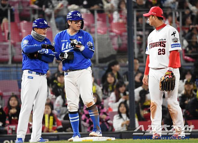 3루에 도착한 강민호는 변우혁에게 또 몸에 맞는 순간을 재현하며 웃음을 자아냈다.