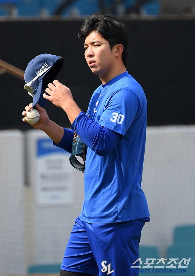 짧지만 강렬했던 펑고를 마친 3루수 김영웅.