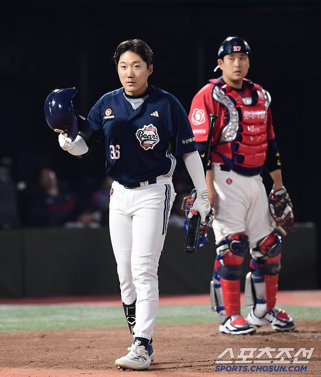 4일 부산 사직야구장에서 열리는 KBO리그 롯데와 두산의 경기. 사직구장을 다시 찾은 두산 추재현이 3회 첫 타석에 앞서 부산팬들에게 인사를 하고 있다. 부산=송정헌 기자songs@sportschosun.com/2025.04.04/
