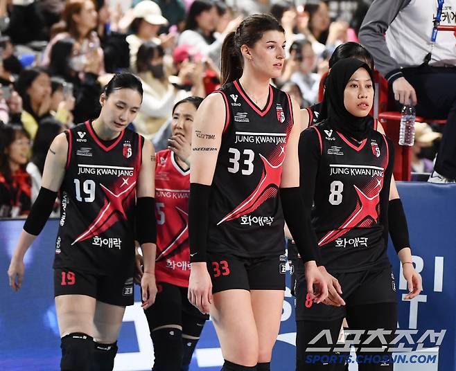 4일 대전 충무체육관에서 열린 여자배구 챔피언결정전 정관장과 흥국생명의 3차전. 2세트를 아쉽게 내 준 정관장 선수들이 아쉬워하고 있다. 대전=정재근 기자 cjg@sportschosun.com/2025.4.4/