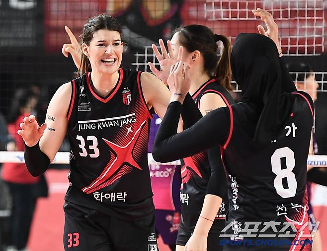 4일 대전 충무체육관에서 열린 여자배구 챔피언결정전 정관장과 흥국생명의 3차전. 정관장 부키리치가 득점 후 메가와 환호하고 있다. 대전=정재근 기자 cjg@sportschosun.com/2025.4.4/