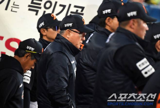 시즌 초반 타선이 좀처럼 살아나지 못하자 김경문 감독의 마음은 더 무거워지고 있다.